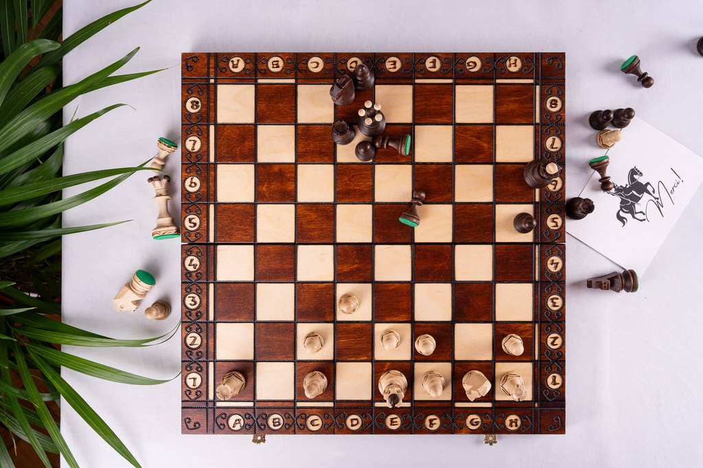 Échiquier en Bois Pliant avec Pièces Sculptées | Design Élégant pour Passionnés d'Échecs