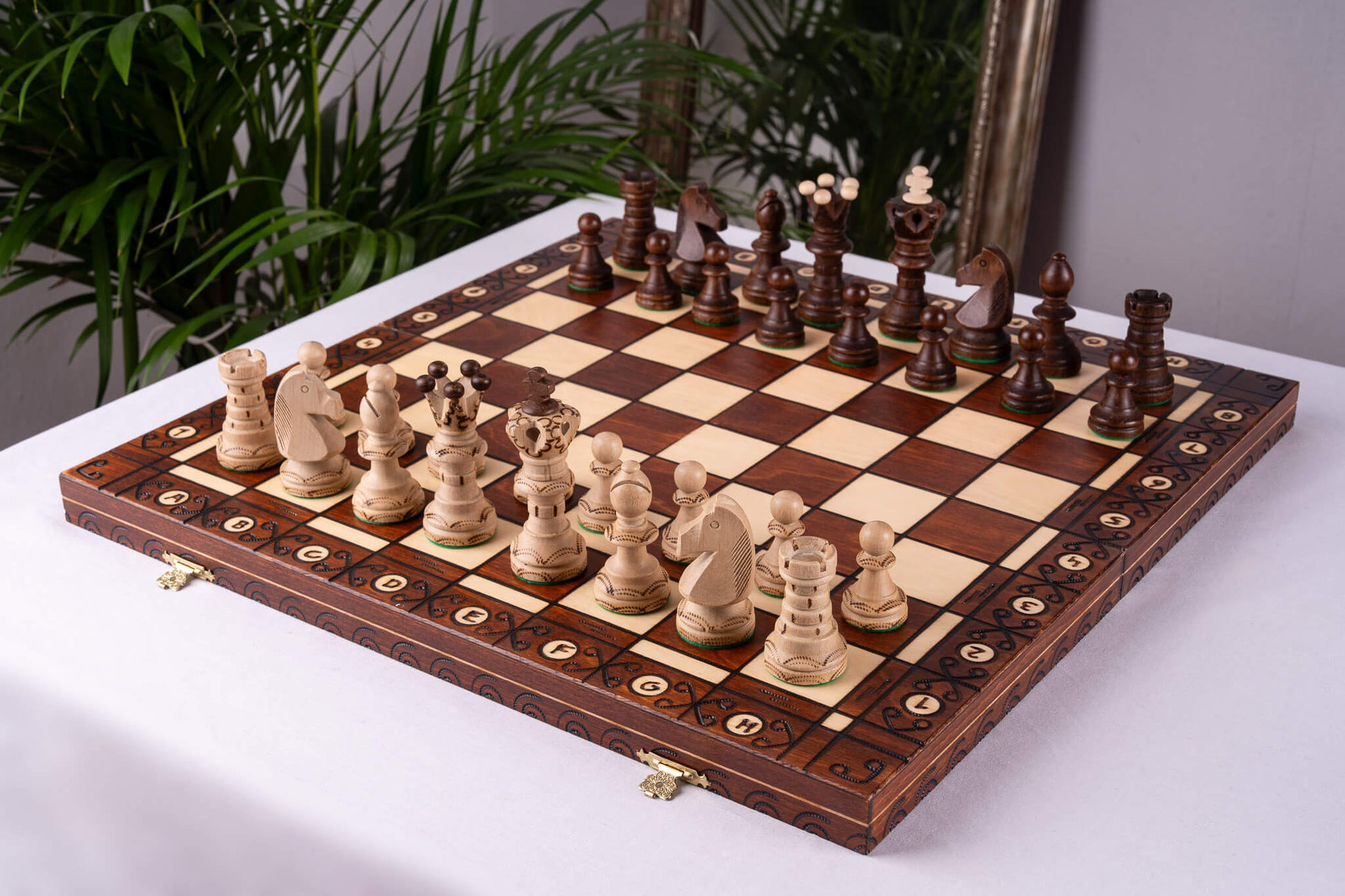 Échiquier en Bois Pliant avec Pièces Sculptées | Design Élégant pour Passionnés d'Échecs