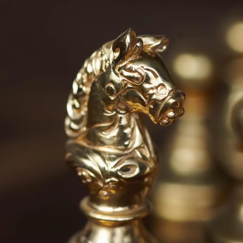 Ensemble d'Échecs en Métal Doré et Argenté avec Échiquier en Cuir Fait Main - 26,5 cm 3