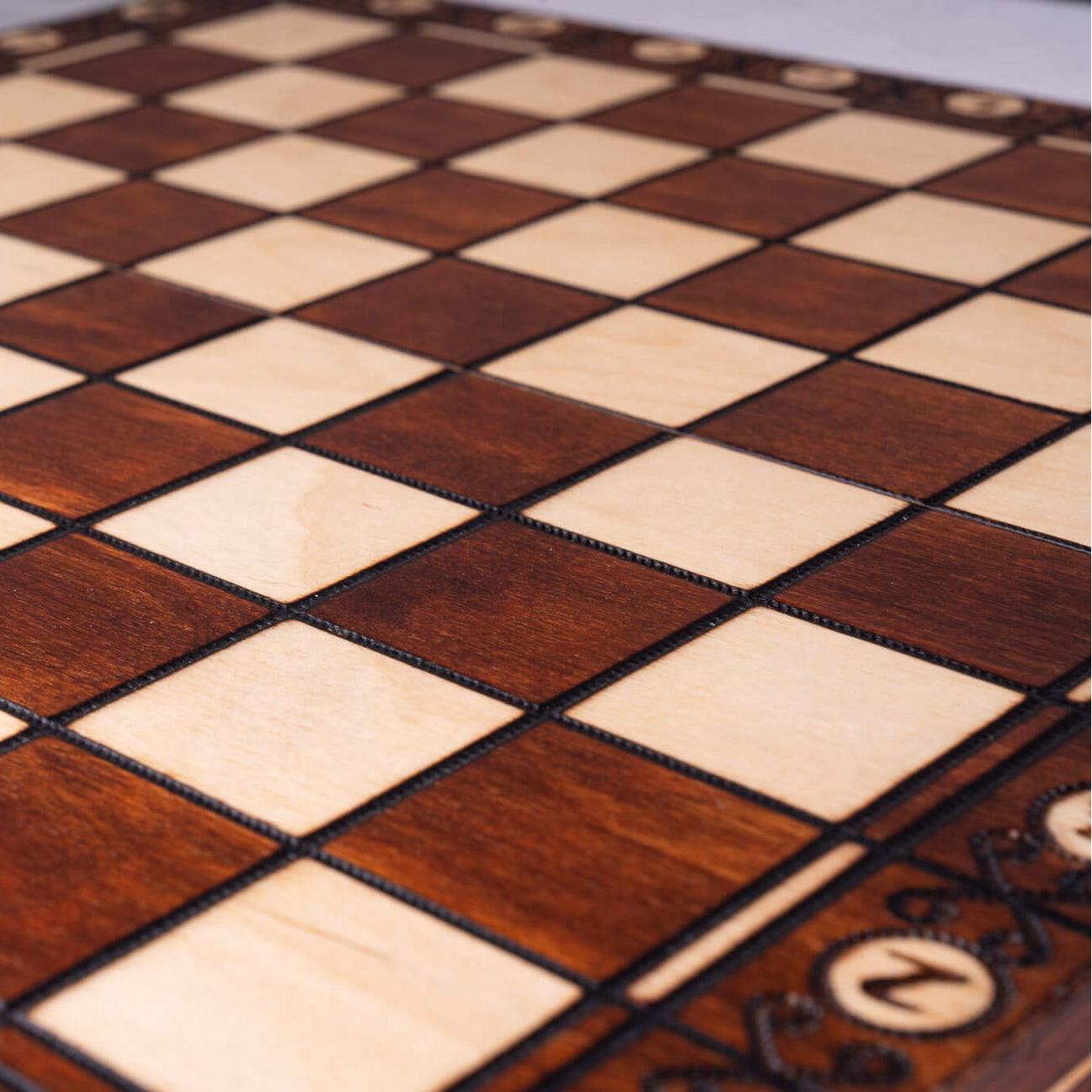 Échiquier en Sycomore avec Pièces Sculptées | Design Élégant pour Passionnés de Jeu