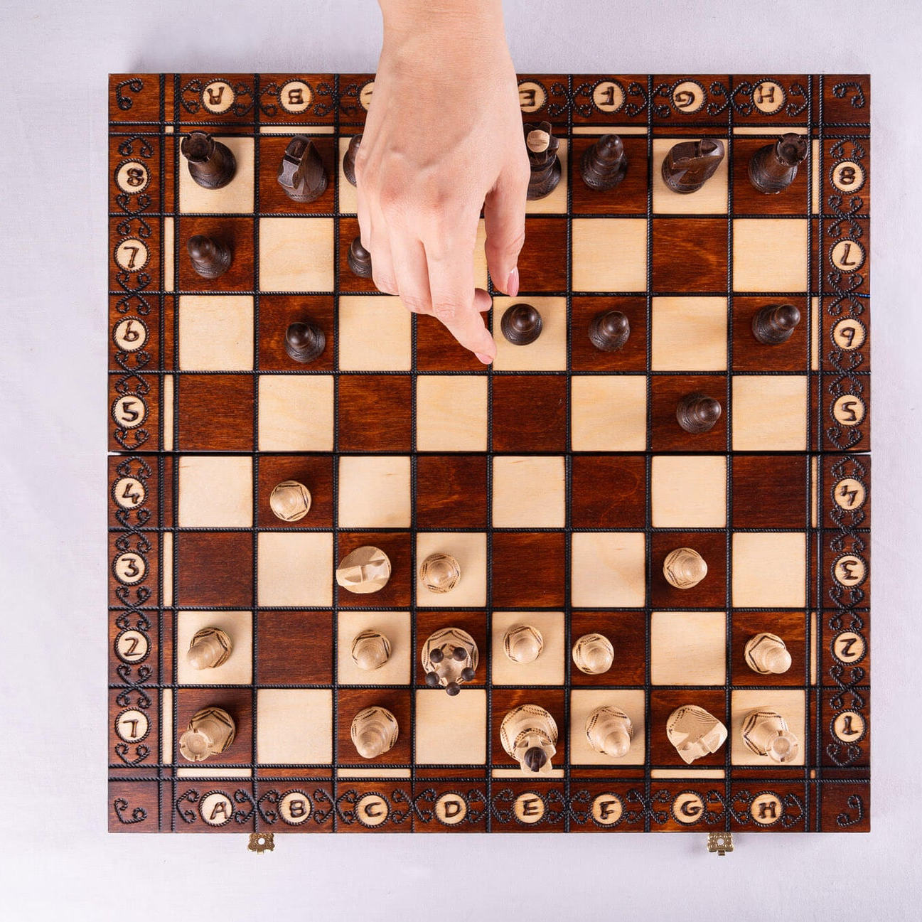 Échiquier en Sycomore avec Pièces Sculptées | Design Élégant pour Passionnés de Jeu