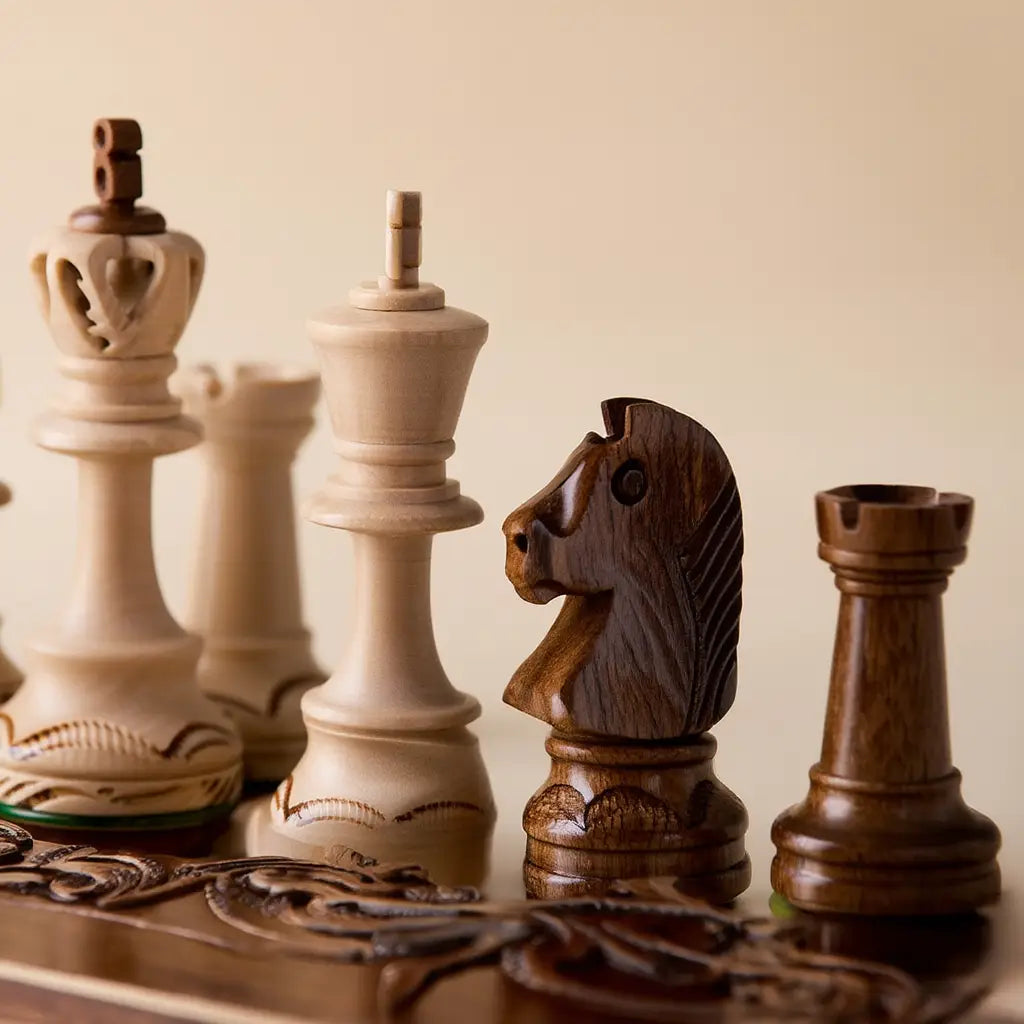 Échiquier de Luxe en Sycomore avec Pièces Sculptées | Design Élégant pour Passionnés de Jeu 4
