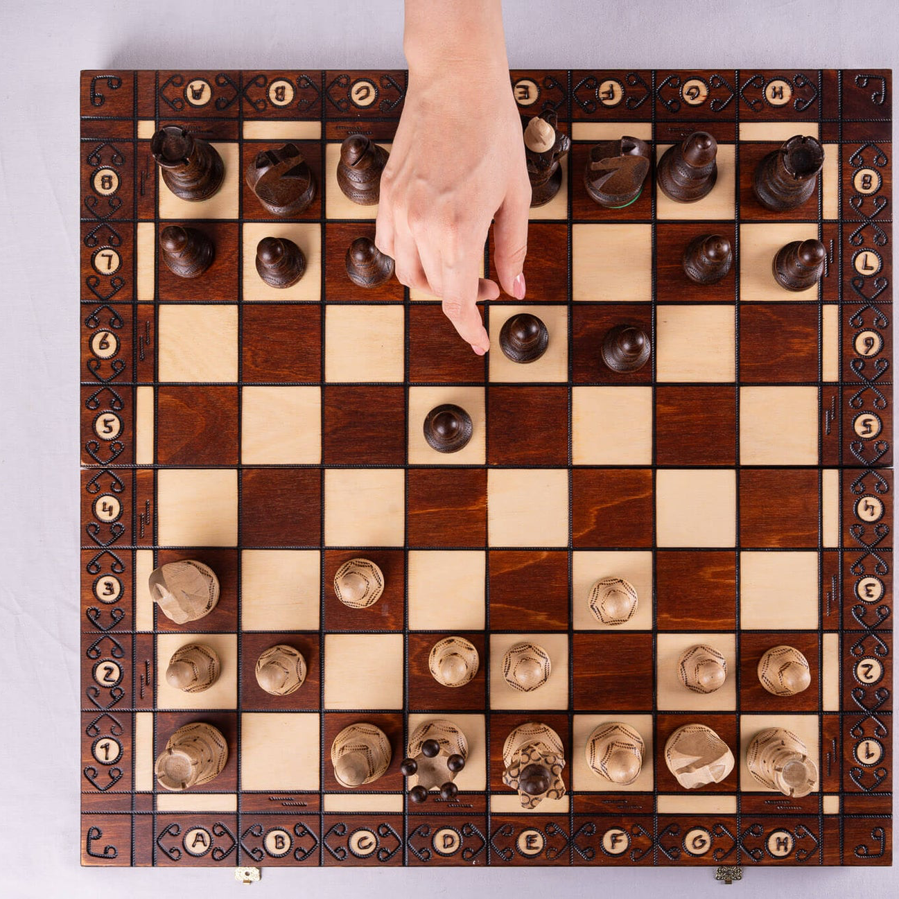 Échiquier en Bois Pliant avec Pièces Sculptées | Design Élégant pour Passionnés d'Échecs