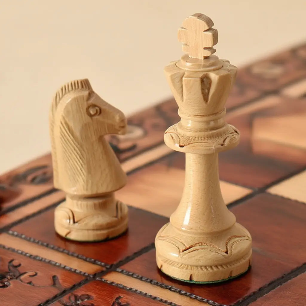 Échiquier de Luxe en Bois Pliant avec Pièces Sculptées | Design Élégant pour Passionnés d'Échecs 4