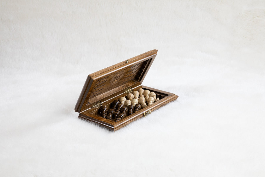Échiquier en Bois de Hêtre et Noyer avec Pièces Sculptées | Élégant pour Passionnés d'Échecs