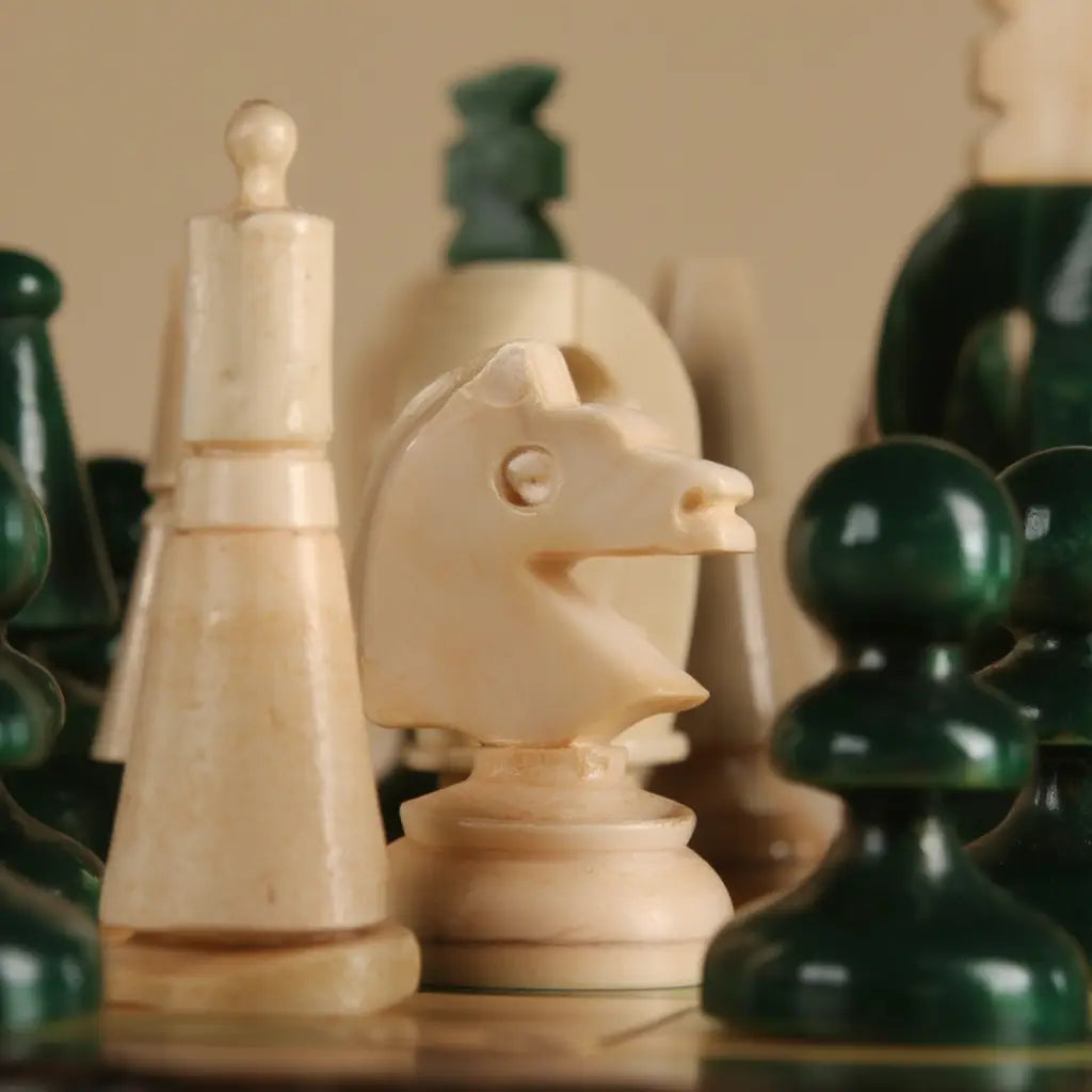 Échiquier de Luxe en Bois d'Acacia avec Pièces Lestées | Design Élégant pour un Jeu Précis 4